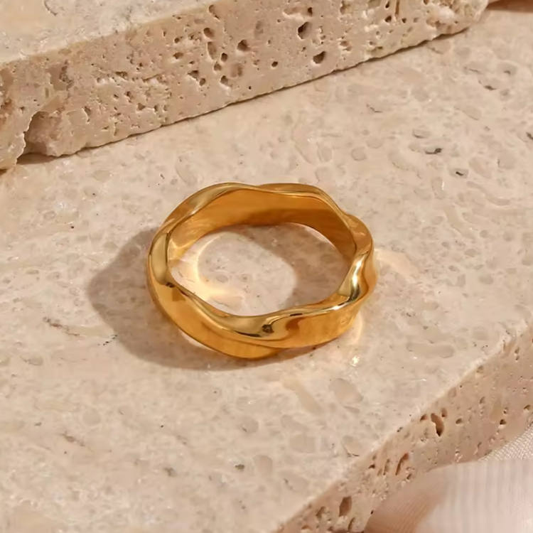 Gold twist ring, waterproof twisted ring, simple modern ring.