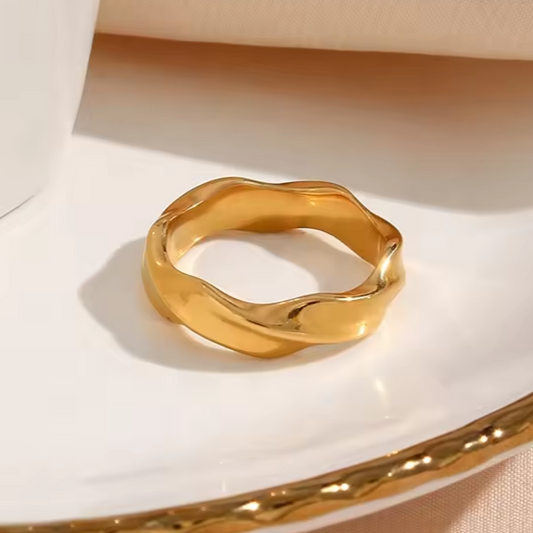 Gold twist ring, waterproof twisted ring, simple modern ring.