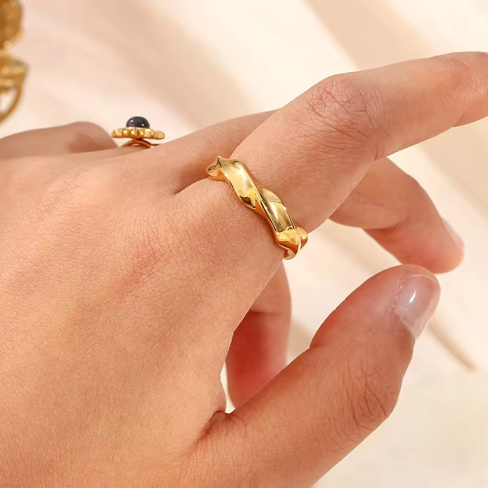 Gold twist ring, waterproof twisted ring, simple modern ring.