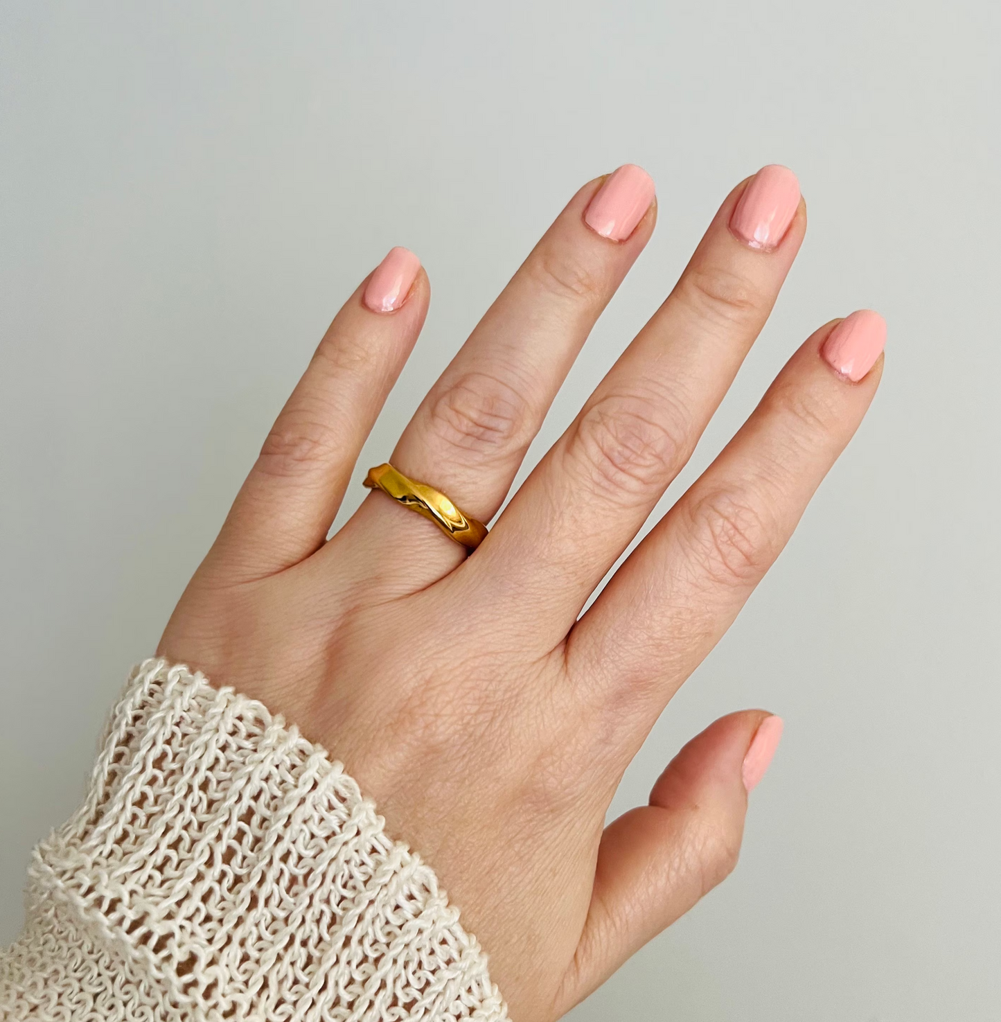 Gold twist ring, waterproof twisted ring, simple modern ring.